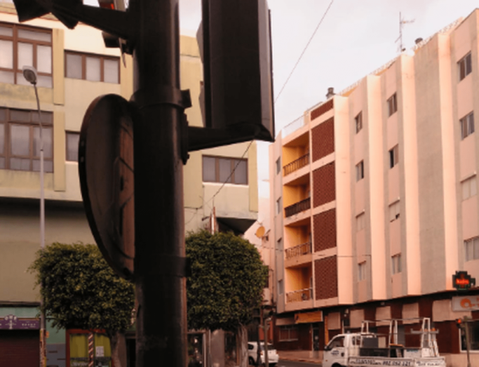 Los vecinos aseguran que el semáforo lleva meses averiado (Foto TA)